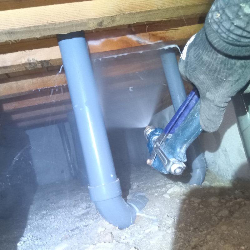 床下の木材にシロアリ駆除剤を散布