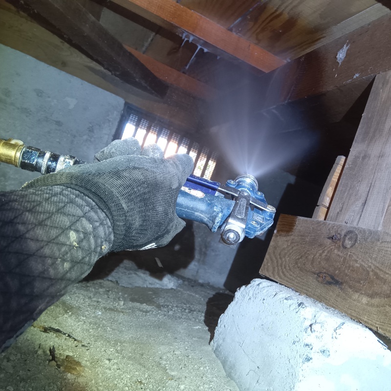 床下の木材にシロアリ駆除剤を散布