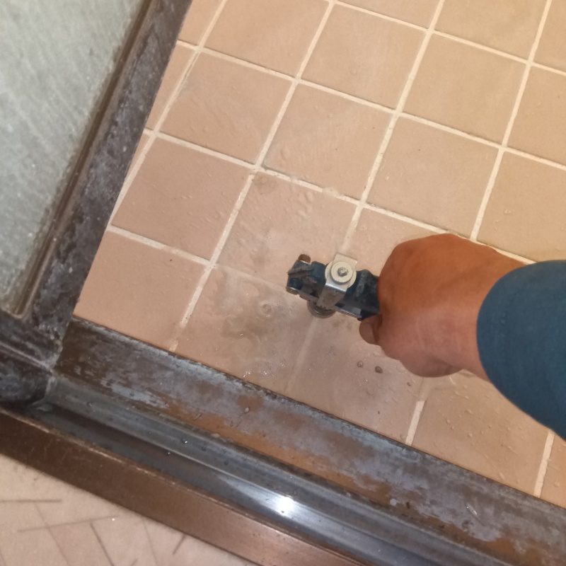 床にシロアリ駆除剤を注入