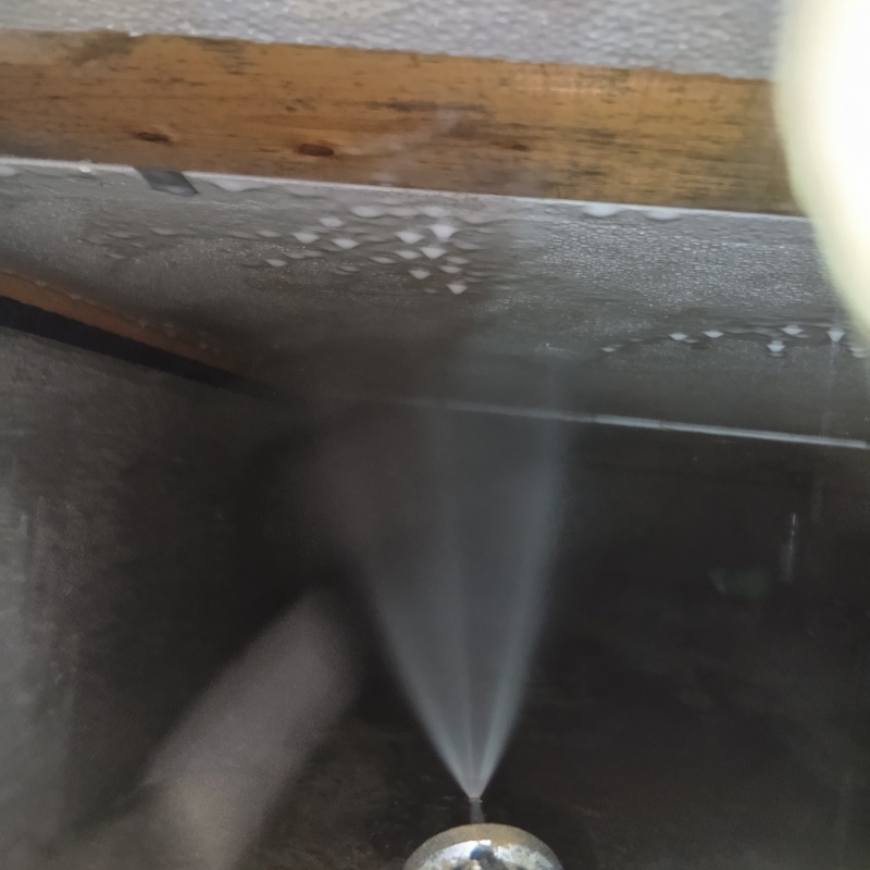 床下の木材にシロアリ駆除剤を散布