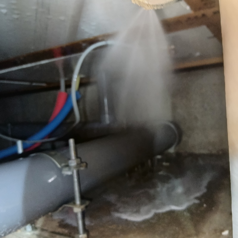 床下の地面にシロアリ駆除剤を散布