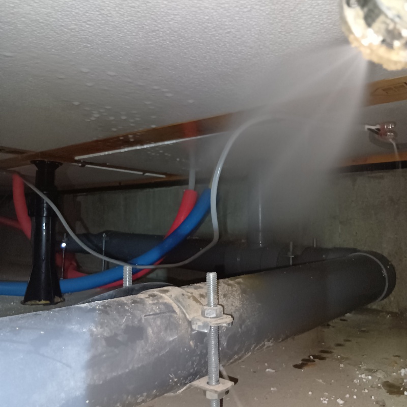 床下の地面にシロアリ駆除剤を散布