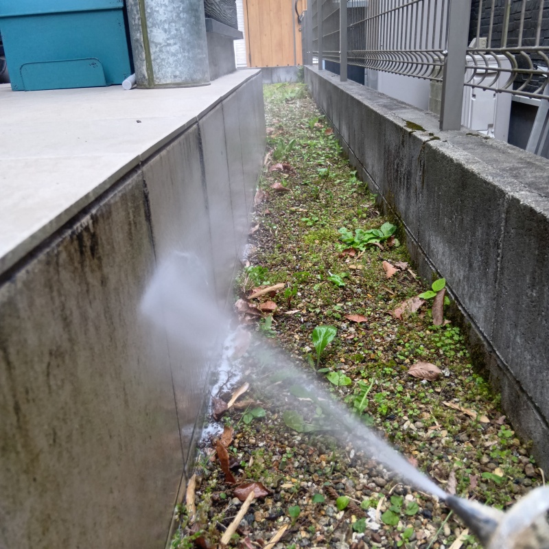 建物の外周にシロアリ駆除剤を散布