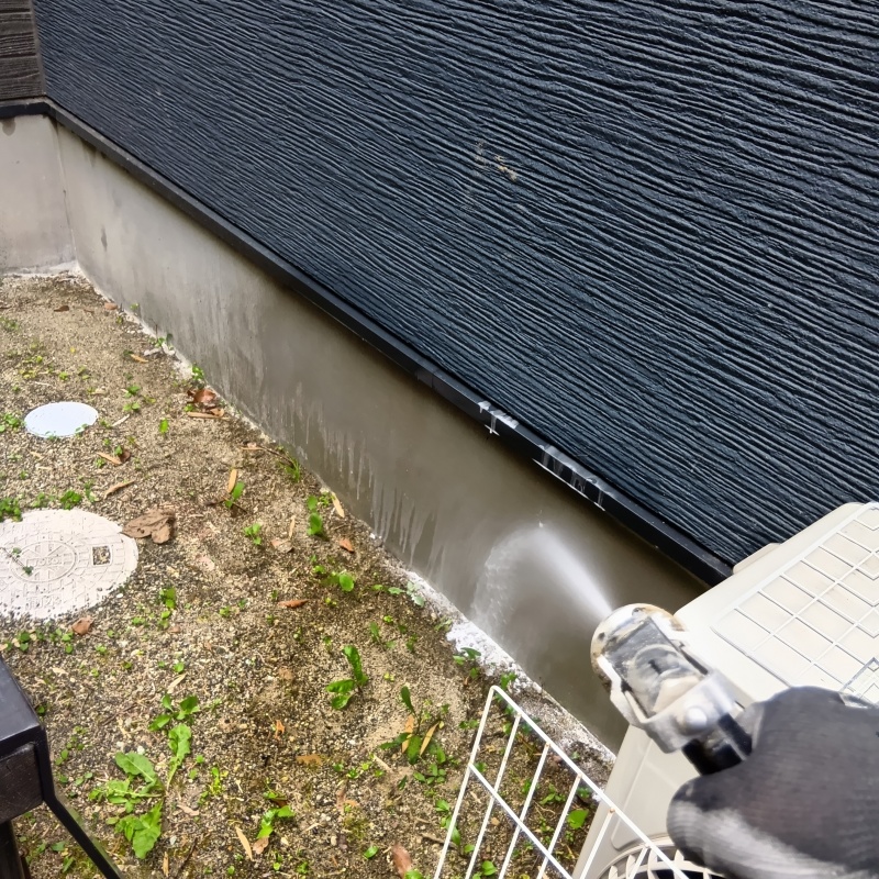 建物の外周にシロアリ駆除剤を散布