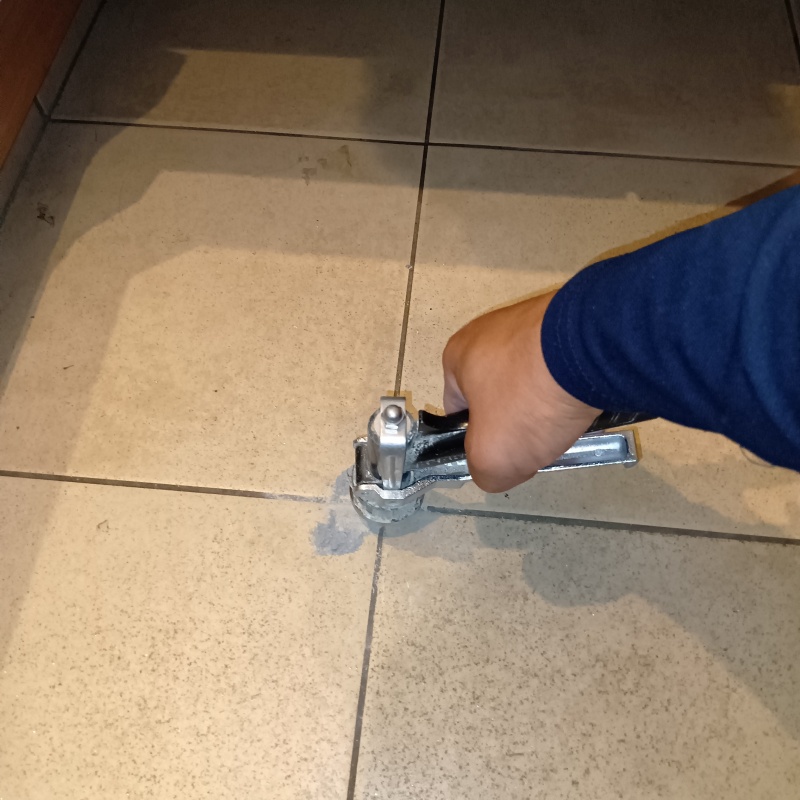 床にシロアリ駆除剤を注入