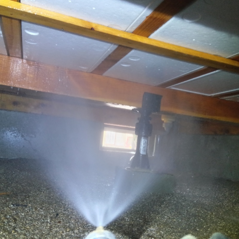 床下の木材にシロアリ駆除剤を散布