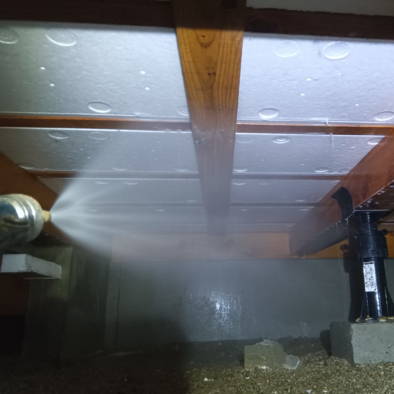 床下の木材にシロアリ駆除剤を散布