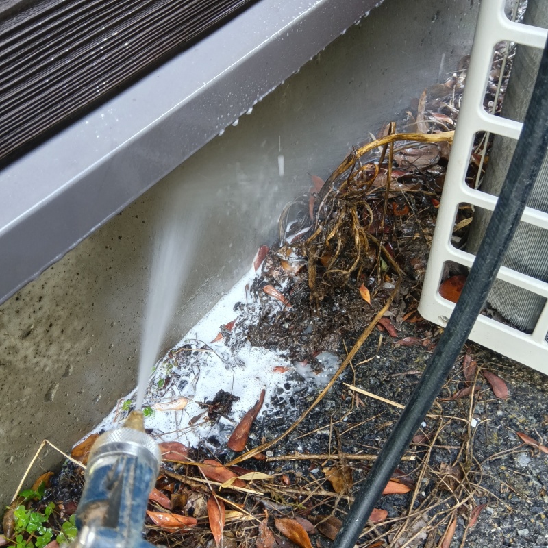 屋外の地面にシロアリ駆除剤を散布