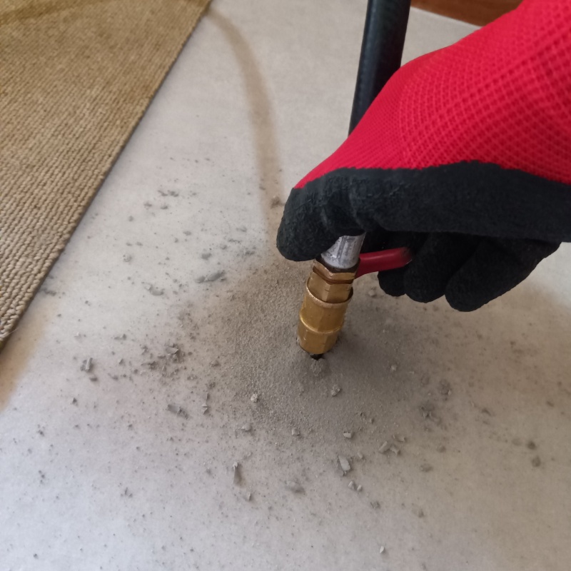 床にシロアリ駆除剤を注入