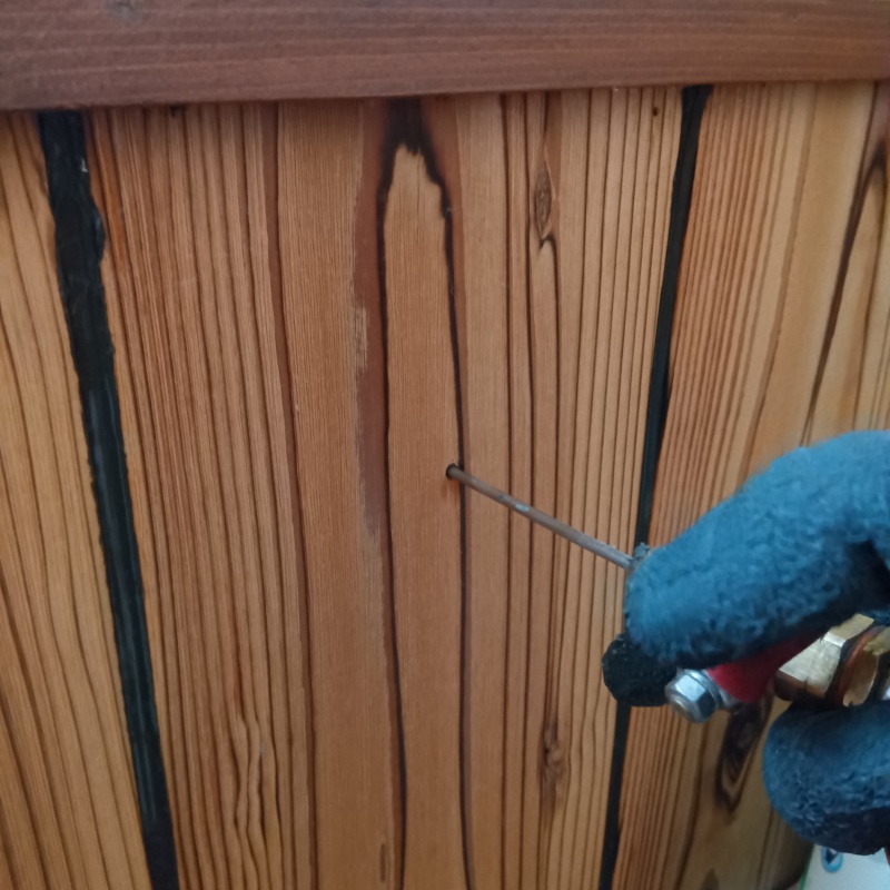 壁にシロアリ駆除剤を注入