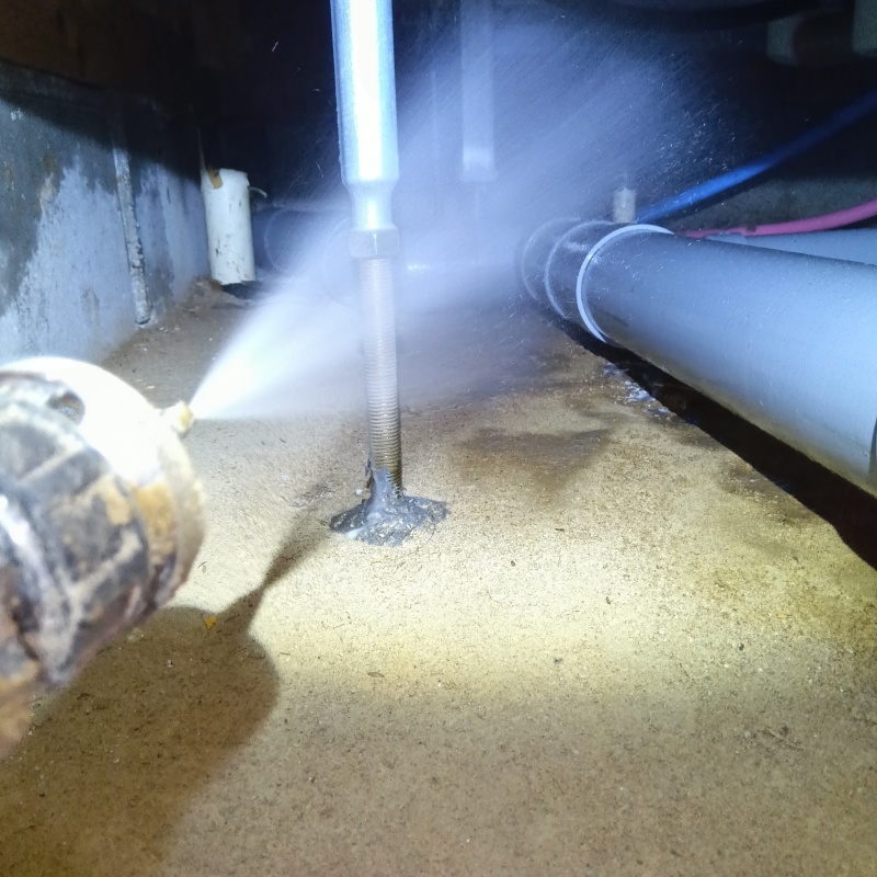 床下の木材にシロアリ駆除剤を散布