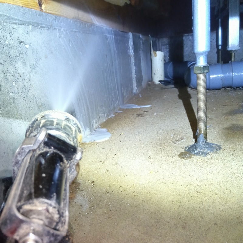 床下の木材にシロアリ駆除剤を散布