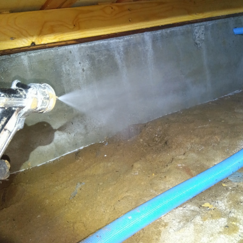 床下の地面にシロアリ駆除剤を散布