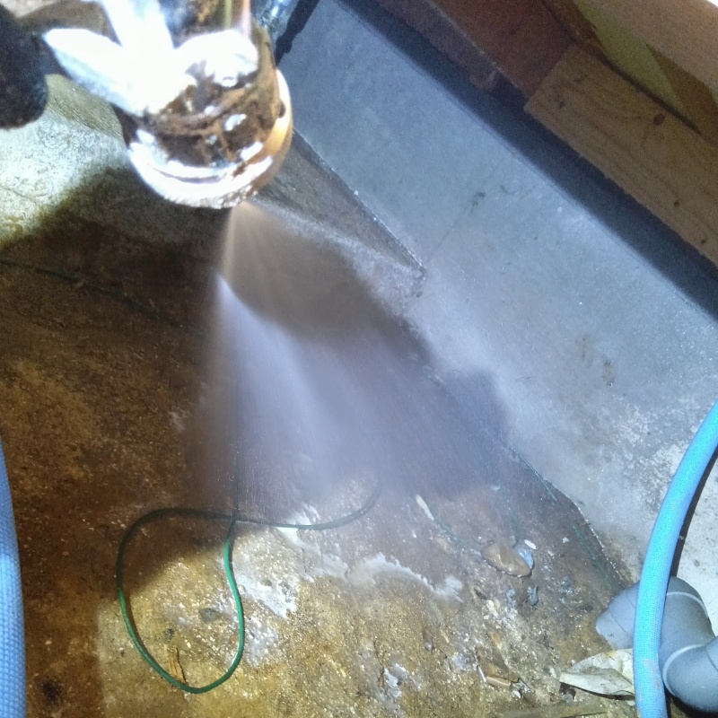 床下の地面にシロアリ駆除剤を散布