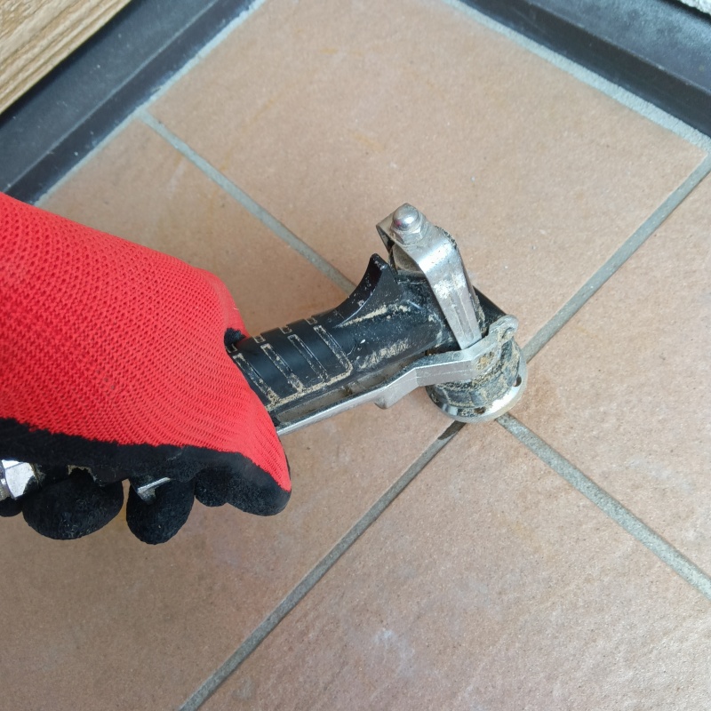 床にシロアリ駆除剤を注入