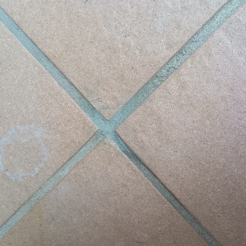 開けた穴を修復した様子