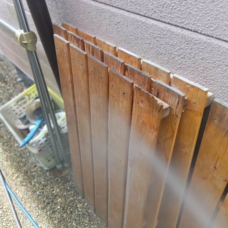 屋外の木部にシロアリ駆除剤を散布