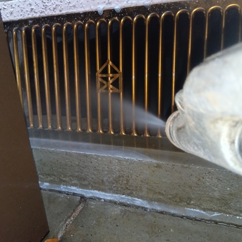 床下換気口からシロアリ駆除剤を散布