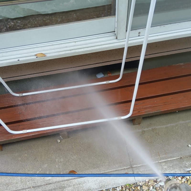 建物の外周にシロアリ駆除剤を散布