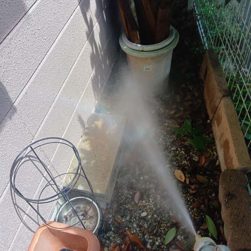 建物の外周にシロアリ駆除剤を散布