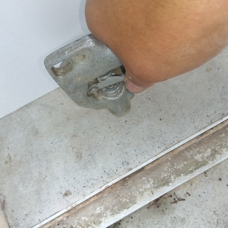 地面にシロアリ駆除剤を注入