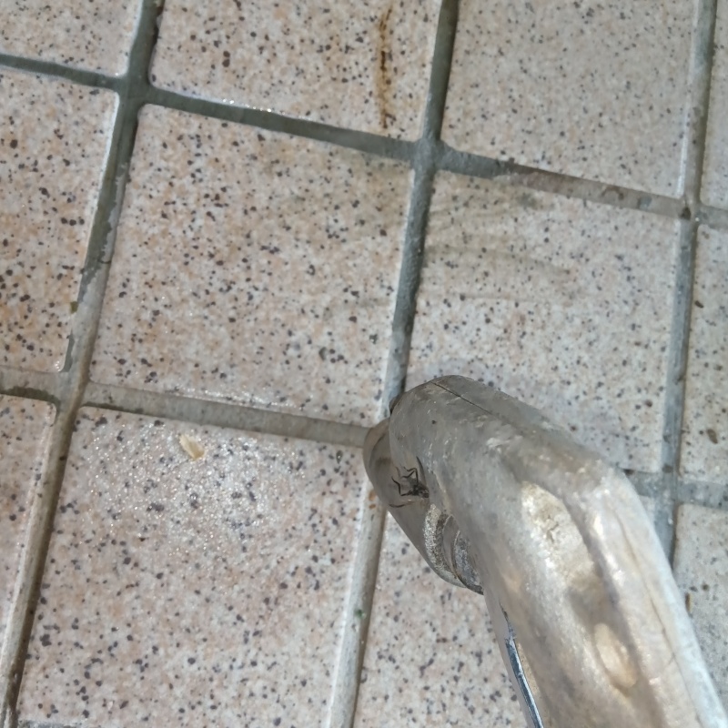 地面にシロアリ駆除剤を注入