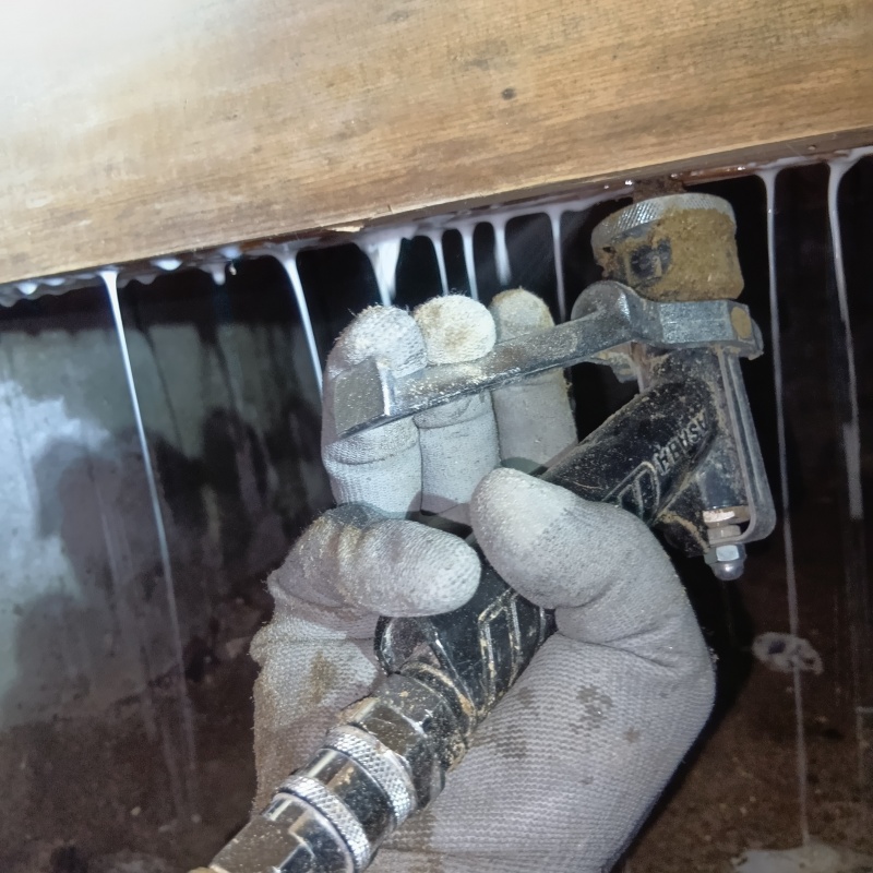 床下の木材にシロアリ駆除剤を散布