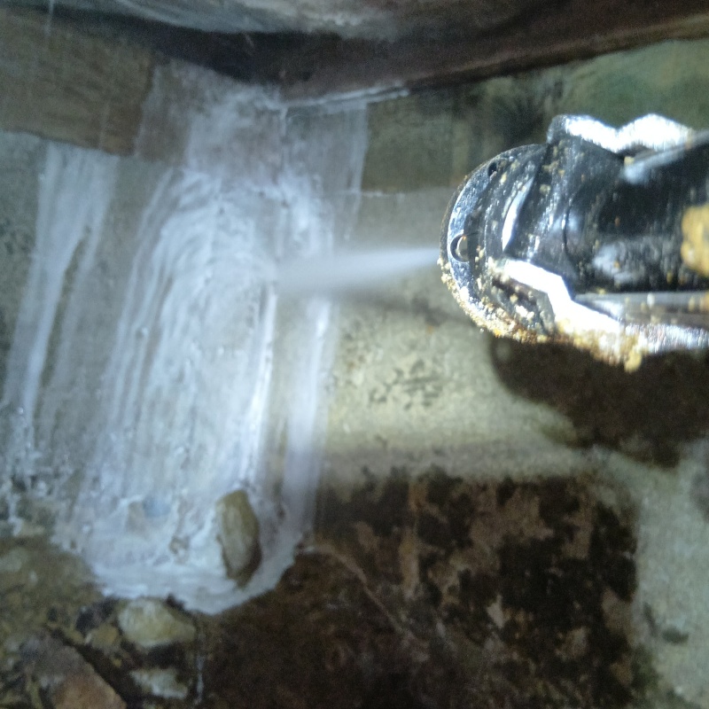 床下の基礎部分にシロアリ駆除剤を散布