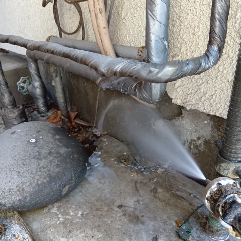 建物の外周にシロアリ駆除剤を散布