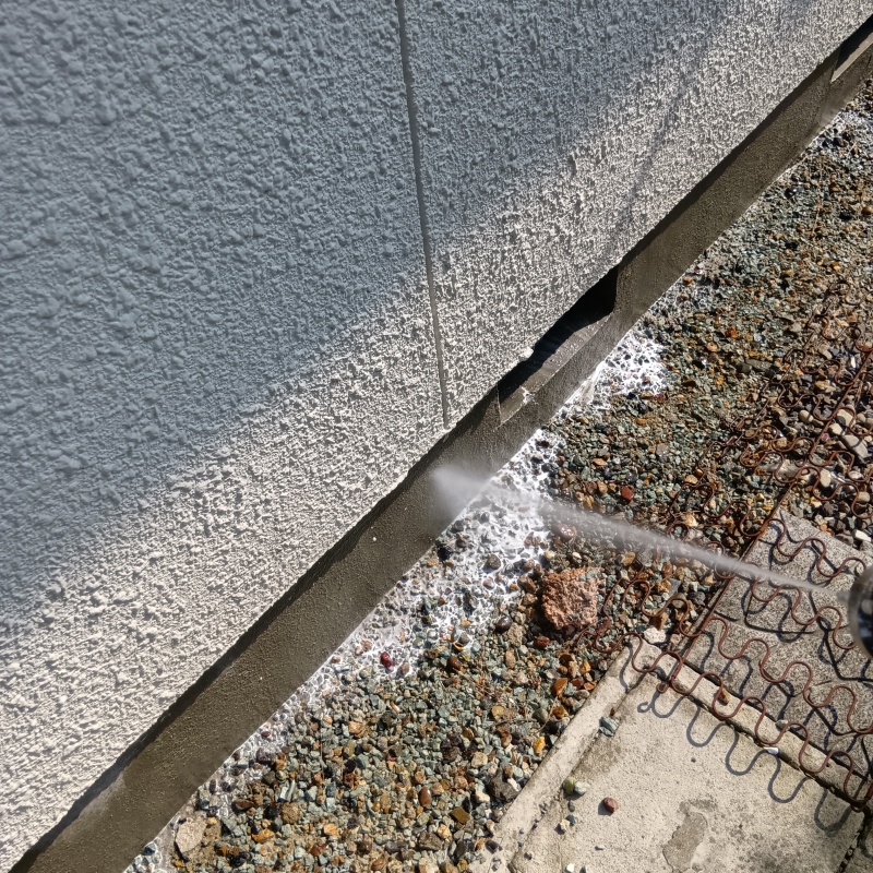 建物の外周にシロアリ駆除剤を散布