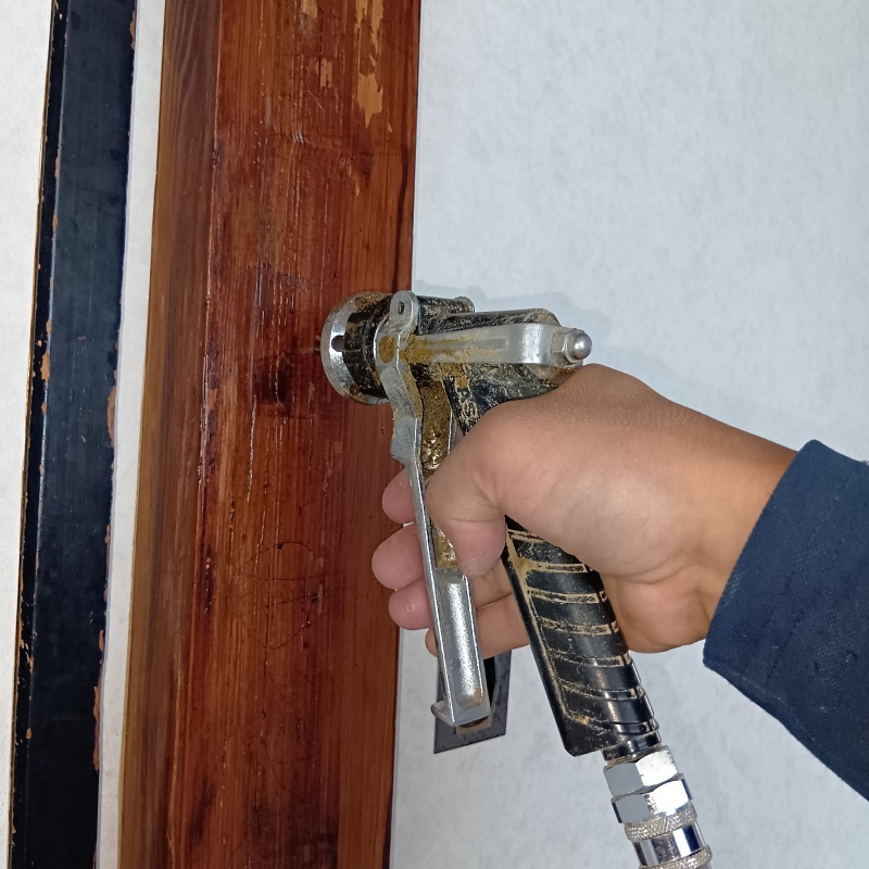 柱にシロアリ駆除剤を注入