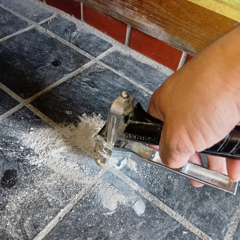 床にシロアリ駆除剤を注入