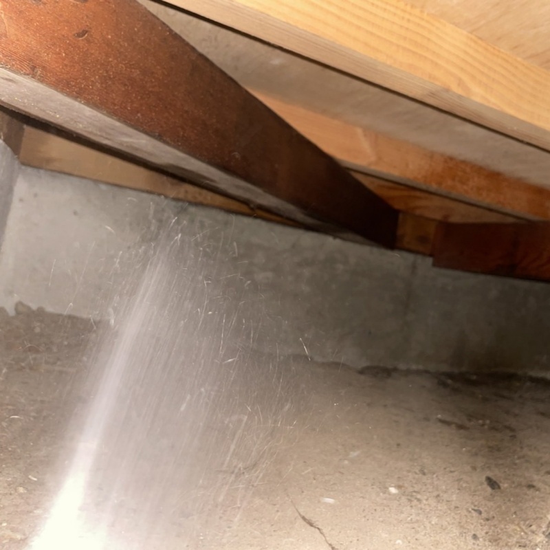 床下の木材にシロアリ駆除剤を散布