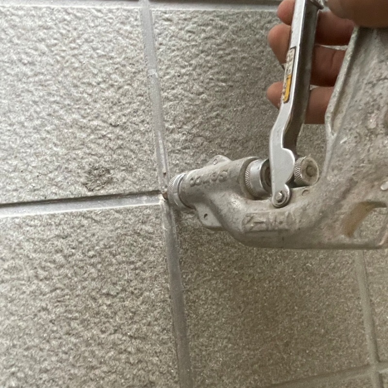 床にシロアリ駆除剤を注入