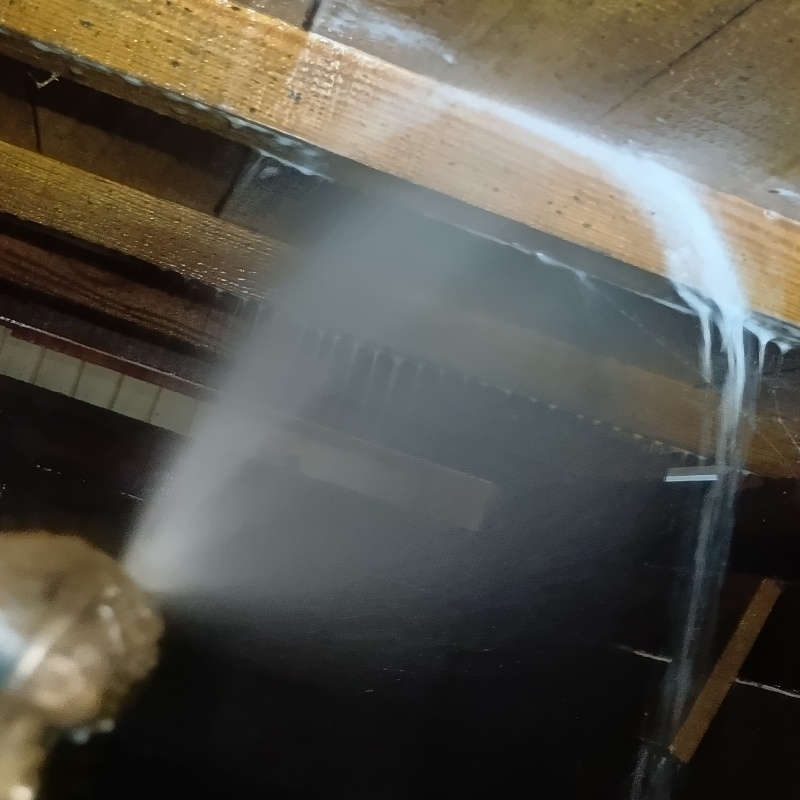 床下の木材にシロアリ駆除剤を散布