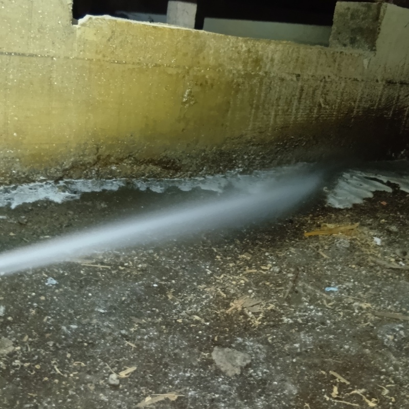 床下の地面にシロアリ駆除剤を散布