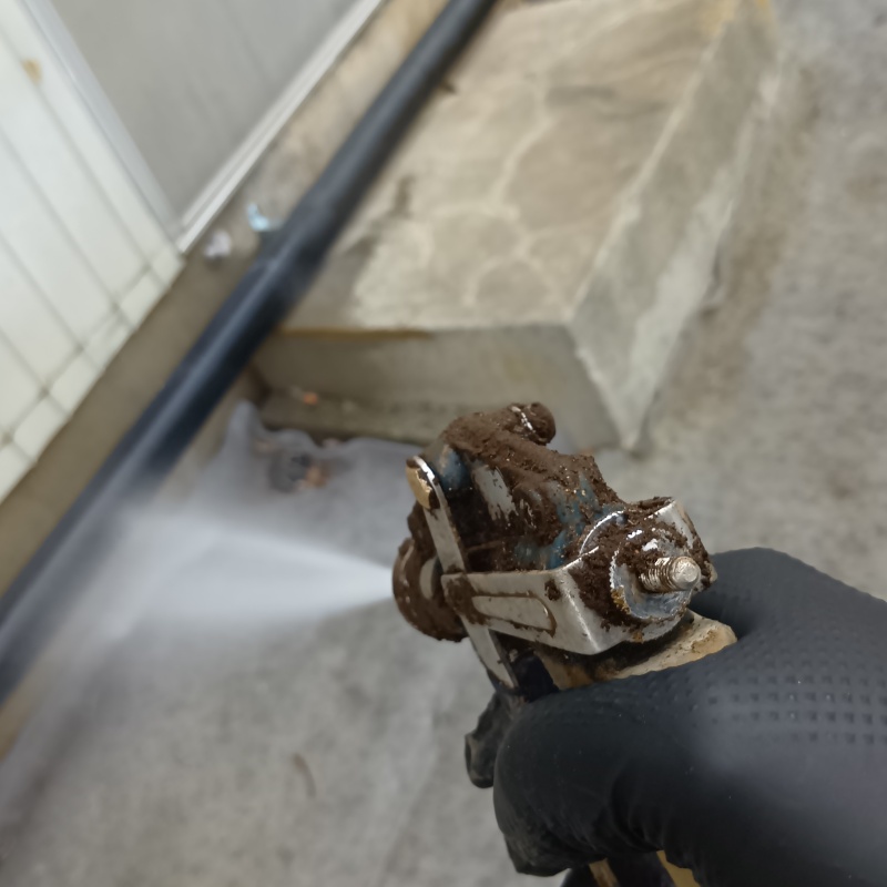 建物の外周にシロアリ駆除剤を散布