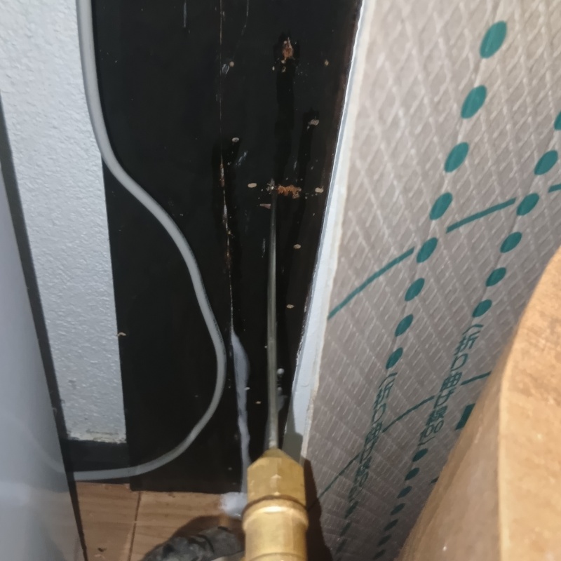 柱にシロアリ駆除剤を注入