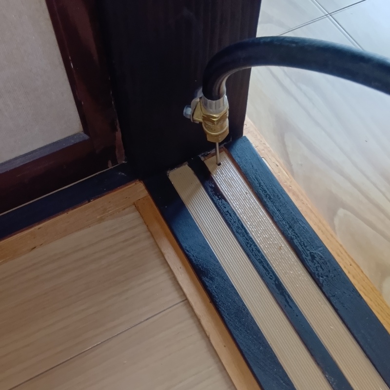 床にシロアリ駆除剤を注入