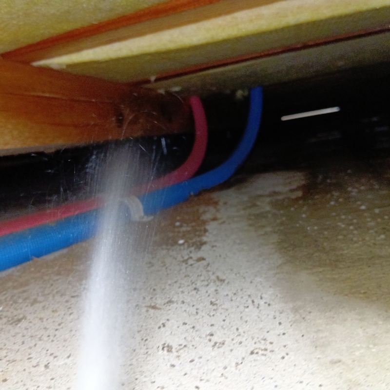 床下の木材にシロアリ駆除剤を散布