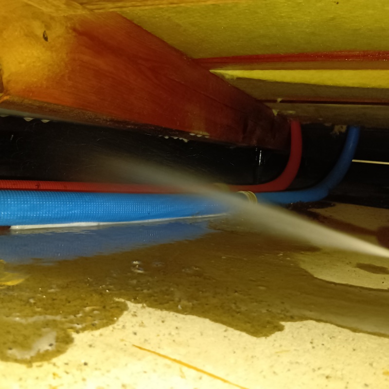 床下の木材にシロアリ駆除剤を散布