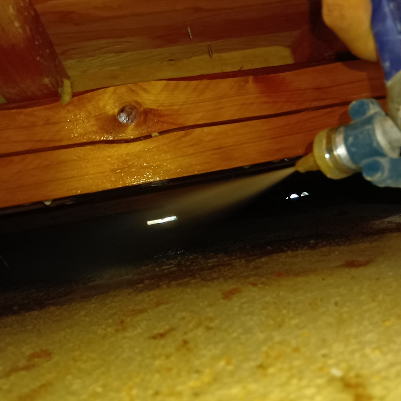 床下の地面にシロアリ駆除剤を散布