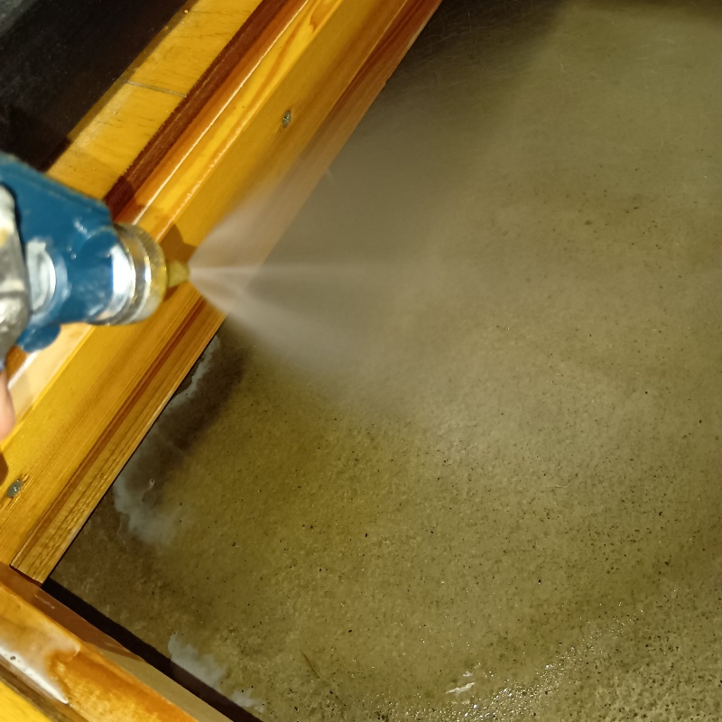 床下の地面にシロアリ駆除剤を散布