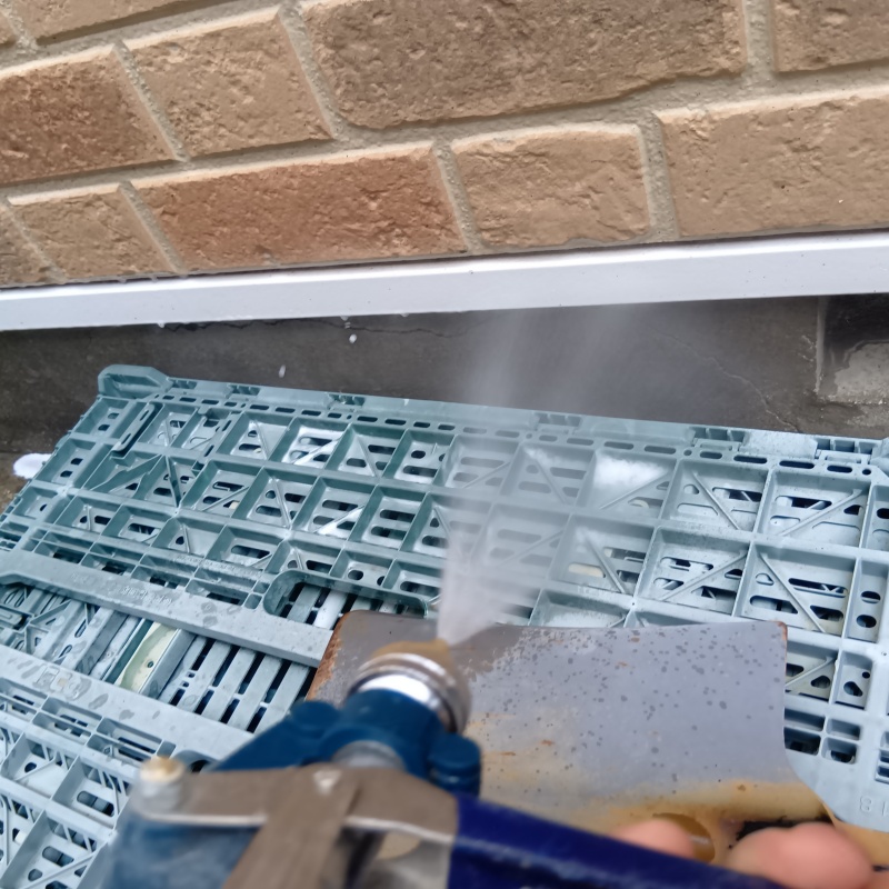 建物の外周にシロアリ駆除剤を散布