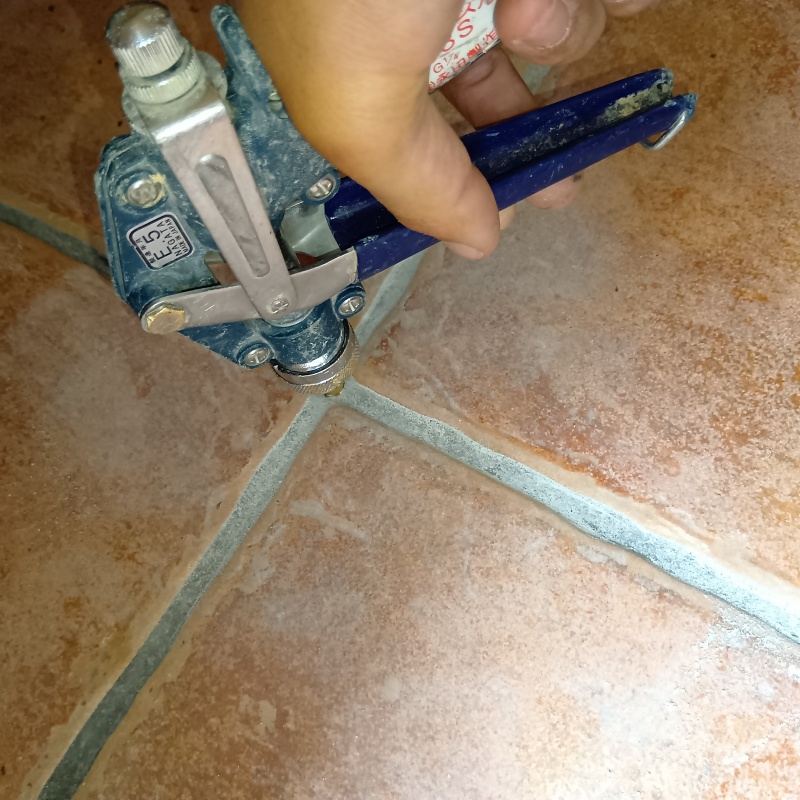 床にシロアリ駆除剤を注入