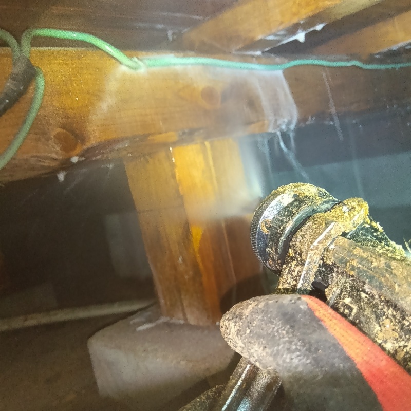 床下の木材にシロアリ駆除剤を散布