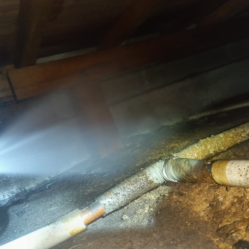 床下の地面にシロアリ駆除剤を散布