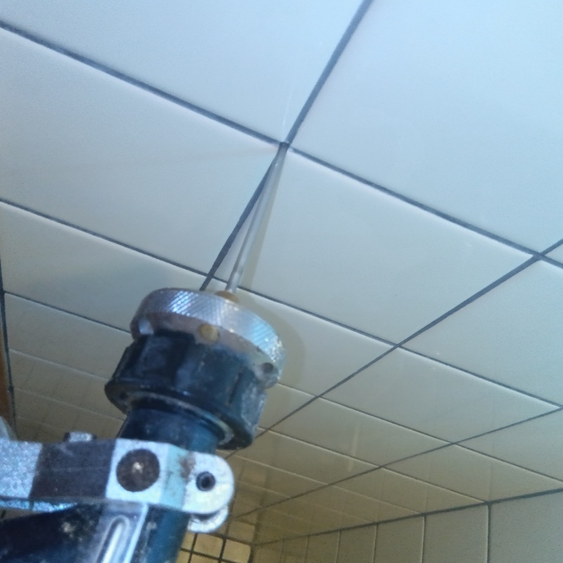 天井にシロアリ駆除剤を注入