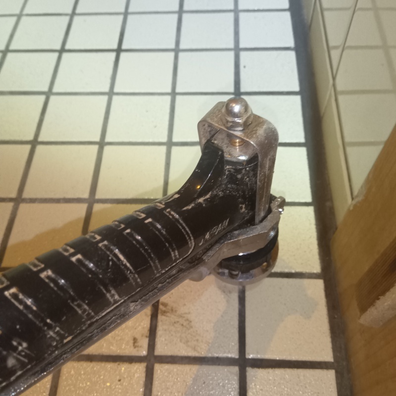 床にシロアリ駆除剤を注入