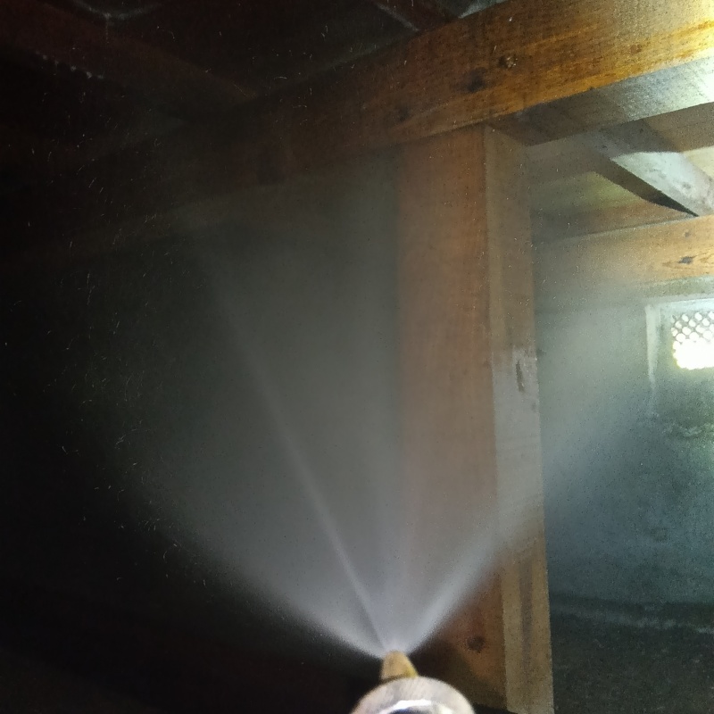 床下の木材にシロアリ駆除剤を散布